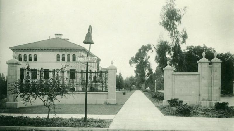 The College Gates just after being built in 1915, with Pearsons Hall in the background.