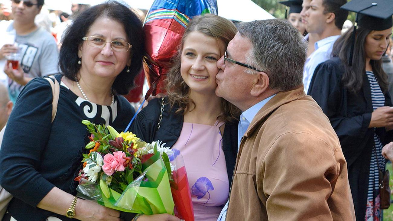 一个幸福的家庭在买球平台学院毕业典礼上
